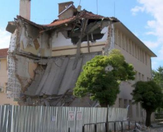 Нова комисия ще разследва срутването на училището в Казанлък