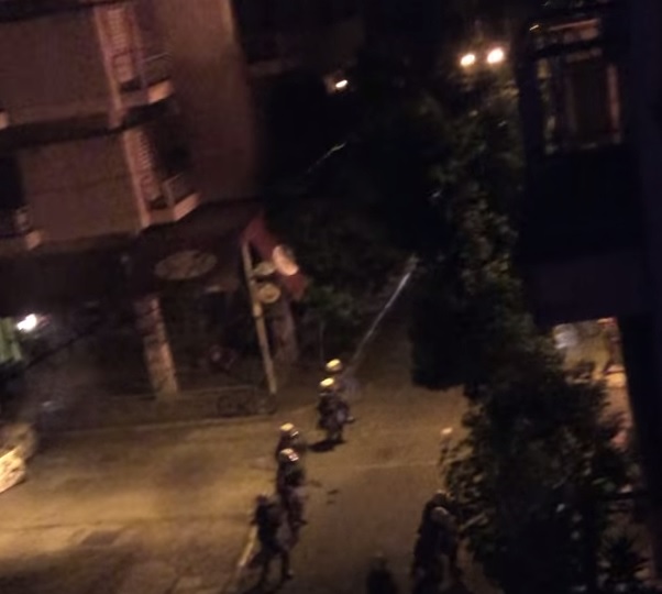 Протестиращи нападнаха полицаи в Атина (ВИДЕО)