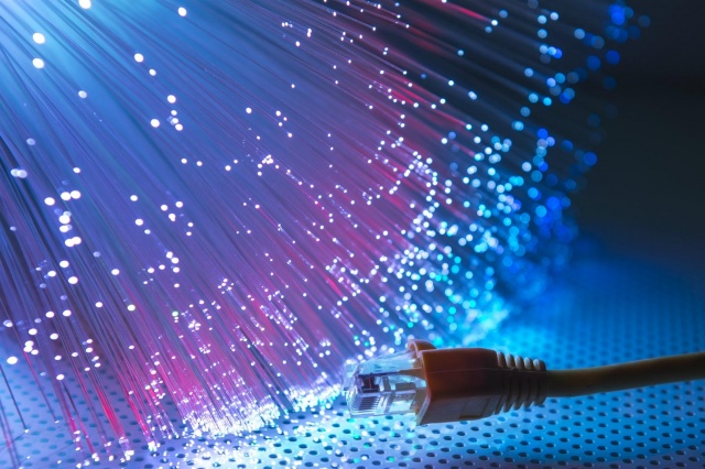 Учени удвоиха капацитета на фиброоптичните интернет мрежи