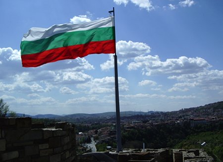 ТАСС: Неизвестни лица разкъсаха 15 български знамена в Киев