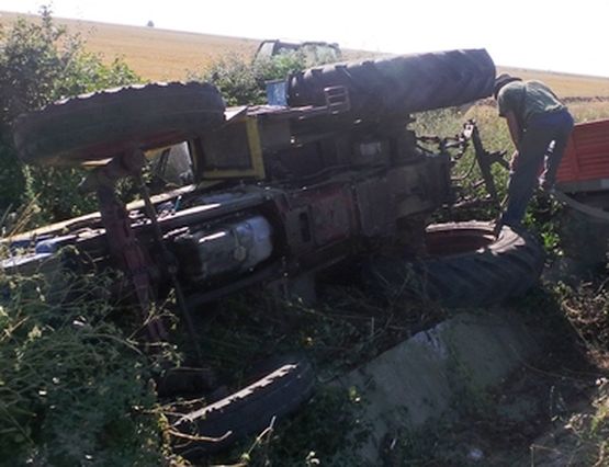 ТИР помете трактор край „Джъмбо” в Бургас (СНИМКИ)