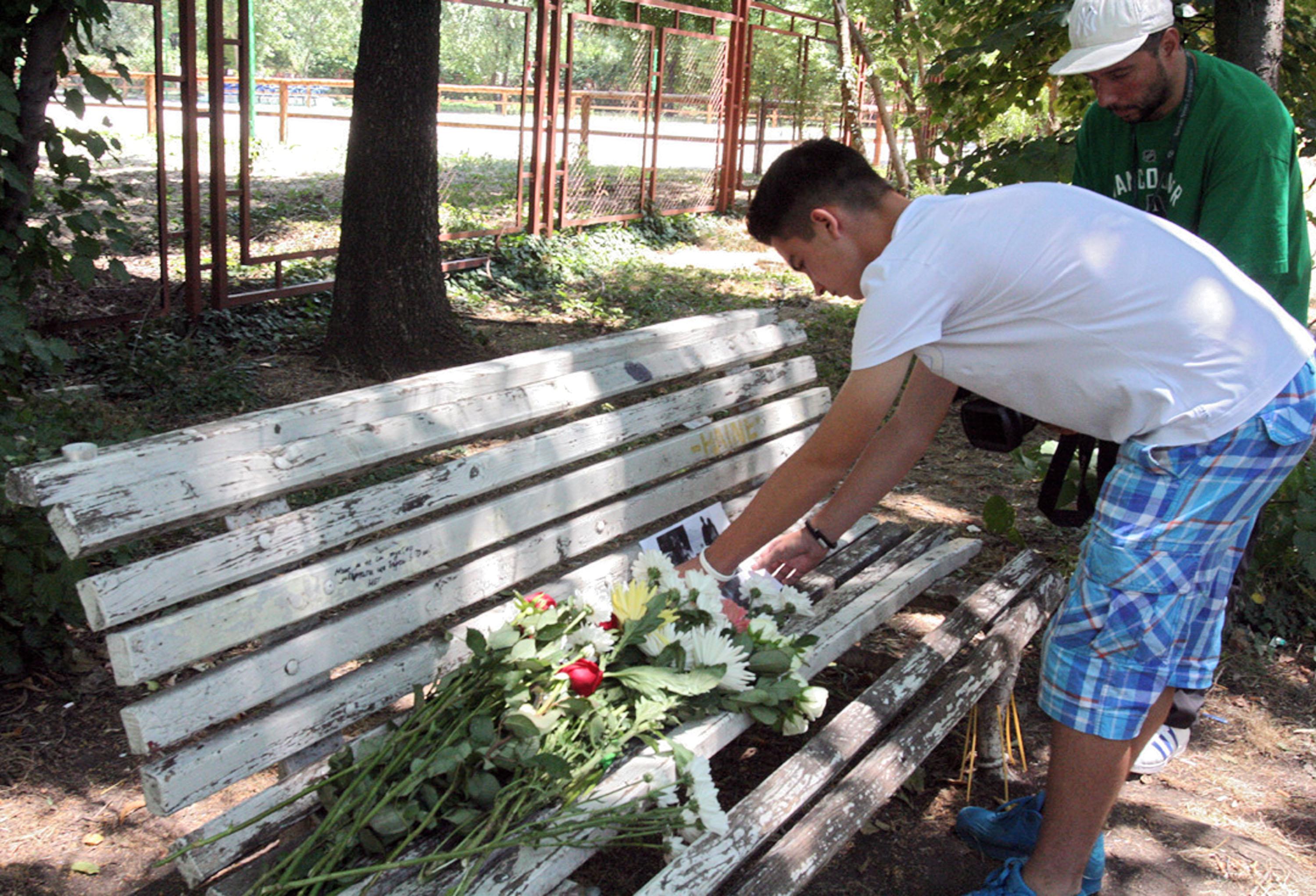 След 40 дни: Положиха цветя на фаталната пейка в памет на убития Георги (СНИМКИ)