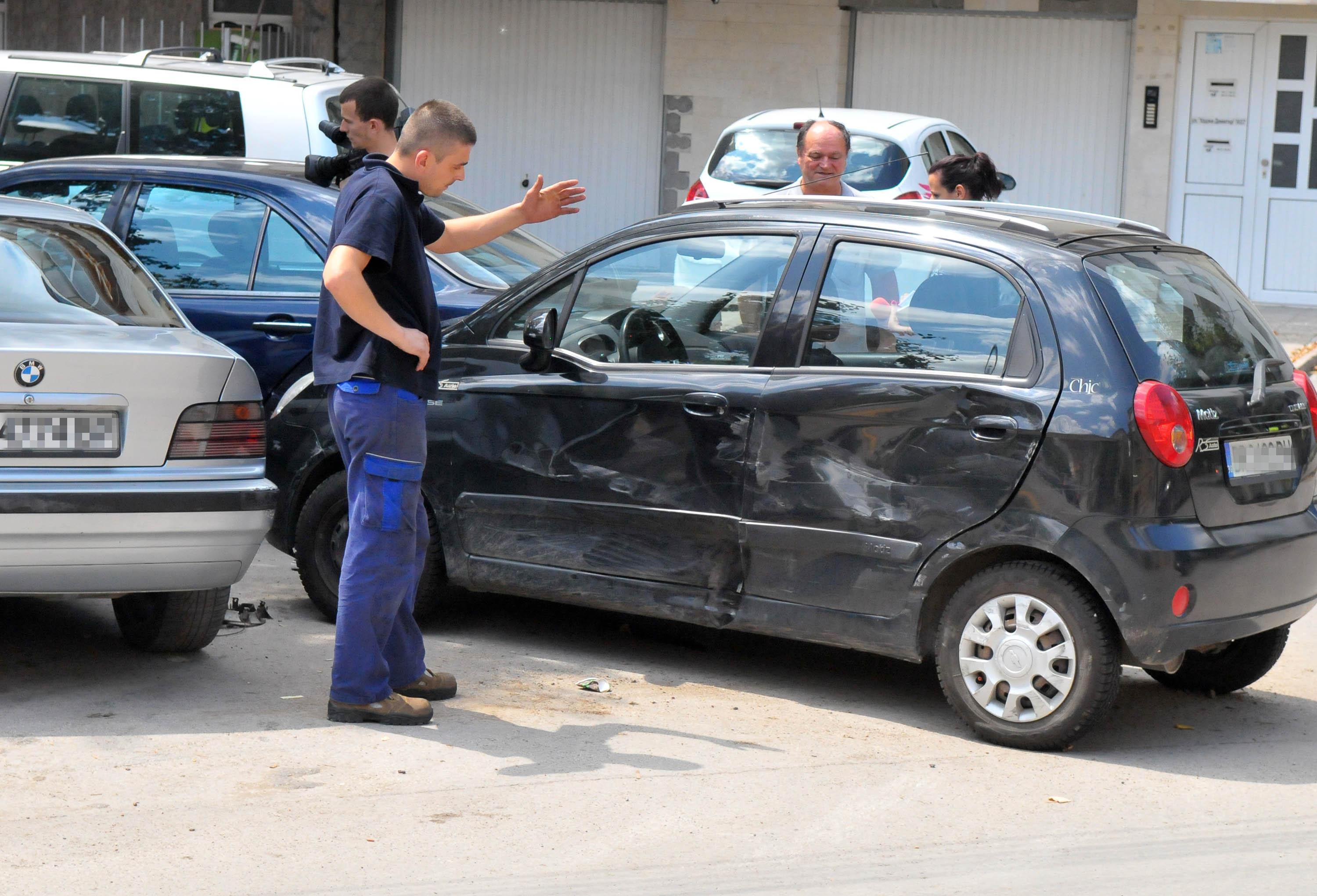 Дрифтър с БМВ отнесе две паркирани коли в центъра на Враца (СНИМКИ)