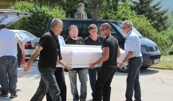 Погребаха 14-годишната Лили в затворен бял ковчег
