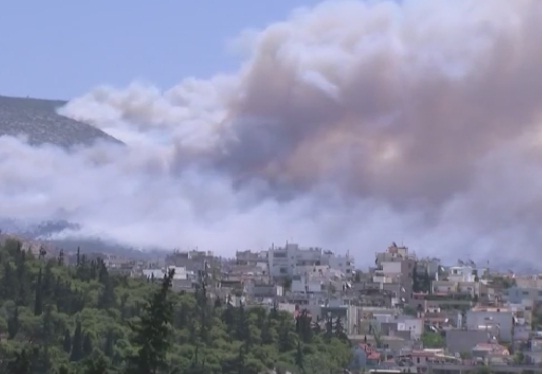 Бушуващият пожар в Гърция заклещи летовници на плаж (ВИДЕО)