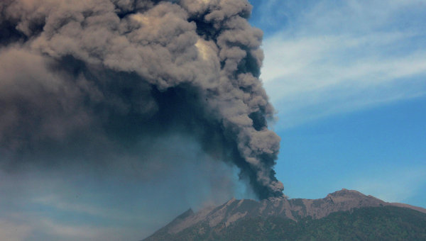 Пет летища в Индонезия вече са затворени заради два вулкана  