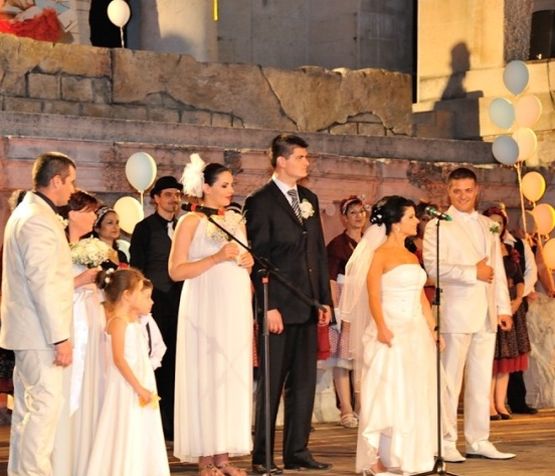 Три двойки се ожениха на опера в Античния театър