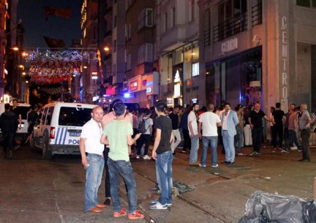 Стрелба и кръв по улиците на Истанбул (ВИДЕО)