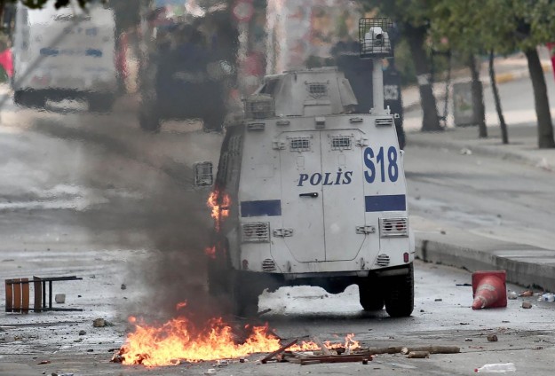 Полицай загина при протести в Истанбул 