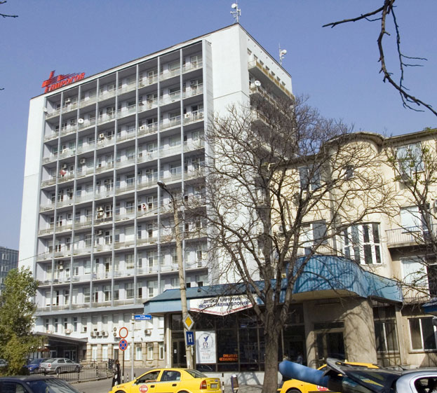 Опериран мъж се срина на спирка пред „Пирогов”, почина в болницата