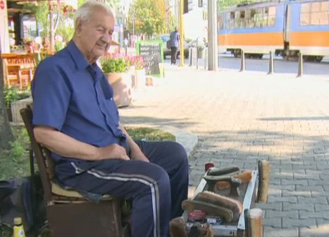 86-годишен софиянец лъска обувки, за да не умре от глад