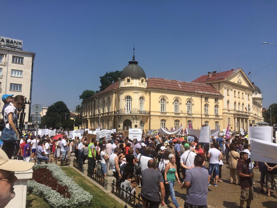 КРИБ: 10 000 протестират срещу скъпия ток!