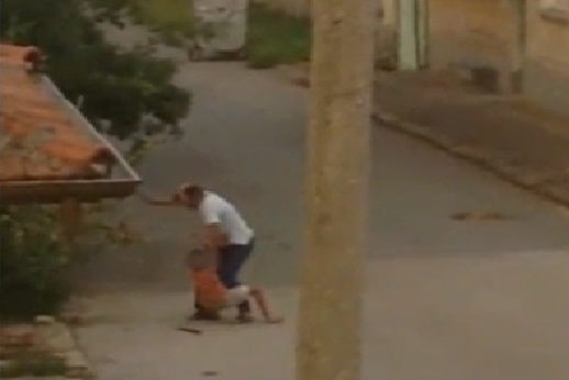 Мъж преби дете с пръчка заради няколко сини сливи (ВИДЕО)
