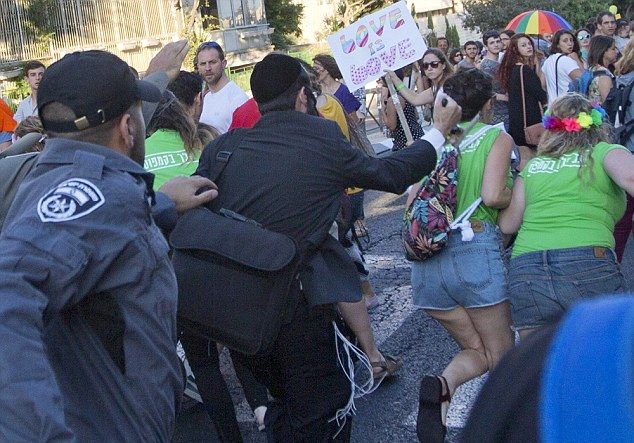 Ултраортодоксален евреин e колячът на гейовете в Ерусалим (СНИМКИ/ВИДЕО)
