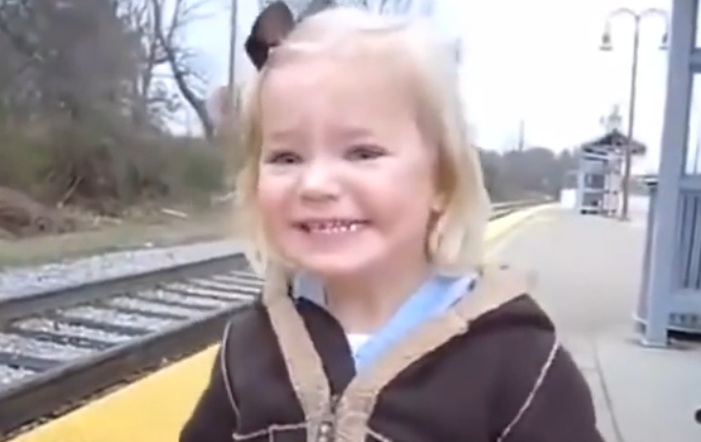 Безценно! Малко момиченце вижда влак за първи път, реакцията ѝ е неописуема (ВИДЕО)