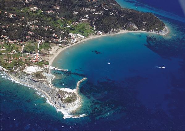 Ципрас плажува с жена си и децата на скришно островче (СНИМКИ)