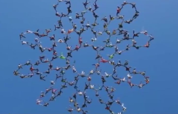 164 парашутисти нарисуваха гигантско цвете с телата си във въздуха (ВИДЕО)