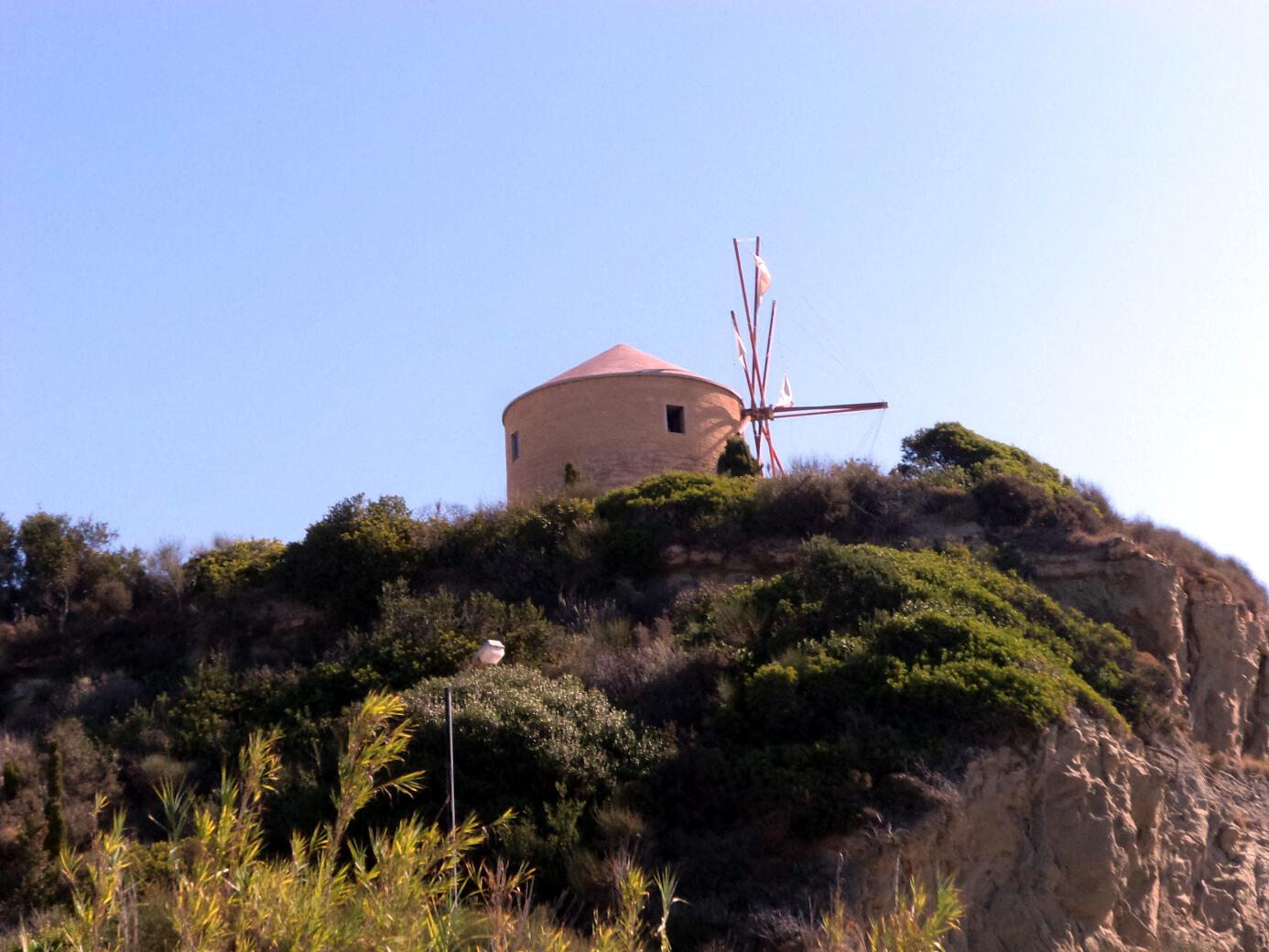 Ципрас плажува с жена си и децата на скришно островче (СНИМКИ)