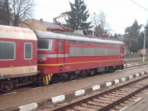 Бързият влак от Видин за София попадна сред бушуващ пожар