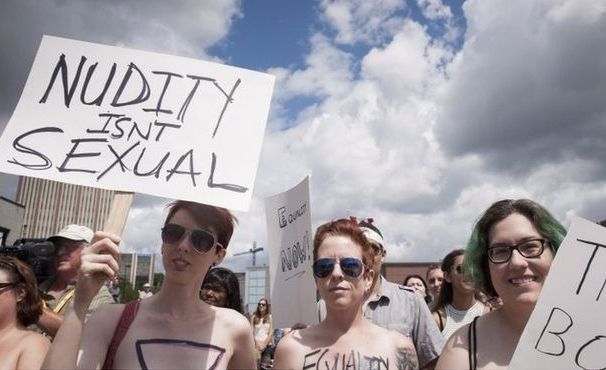 Голи жени протестираха в Канада: Това са гърди, не бомби!