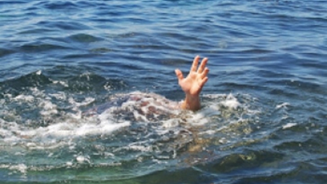 Става страшно по морето! Само в Бургас са спасени четирима давещи се