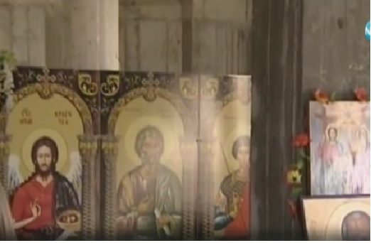 Чудотворна икона грейна в църква с картонен иконостас (ВИДЕО)