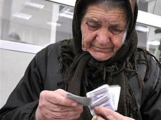 Грандиозен скандал! 6000 българи останаха без пенсии заради банковата тайна