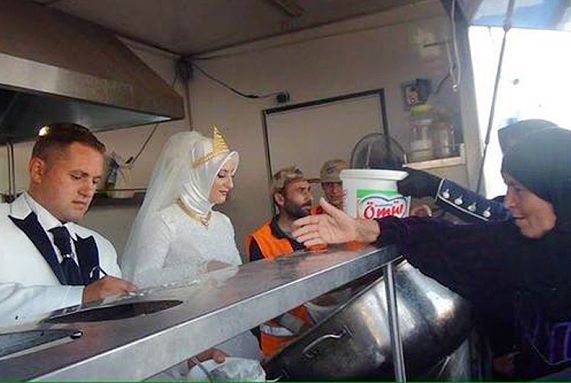 Вместо тържество: Младоженци в Турция нахраниха 4000 бежанци