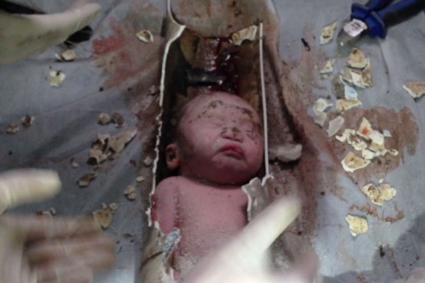 Китайската полиция извади изоставено новородено от канализацията