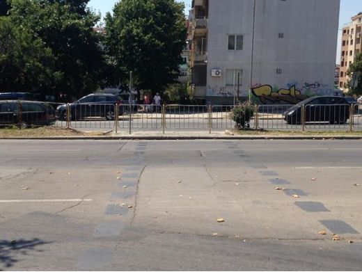 Пешеходна пътека изчезна във Варна, майки с колички обикалят в жегите (СНИМКА)