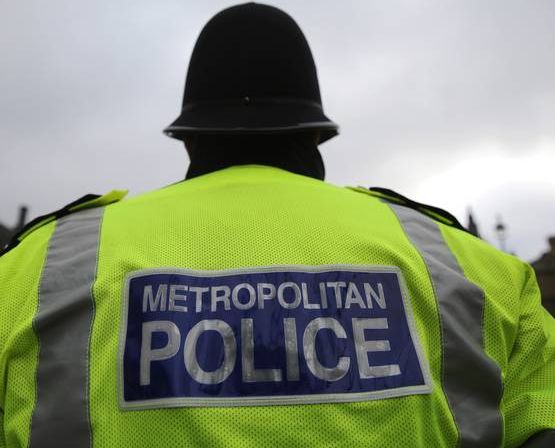 Полицията в Лондон арестува мъж с хокейна маска и самурайски меч