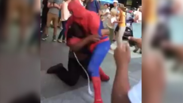 Човекът-паяк преби гадняр в центъра на Ню Йорк (ВИДЕО)  