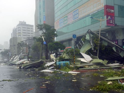 Разрушителен тайфун остави без ток 2 милиона жители на Тайван (ВИДЕО)  