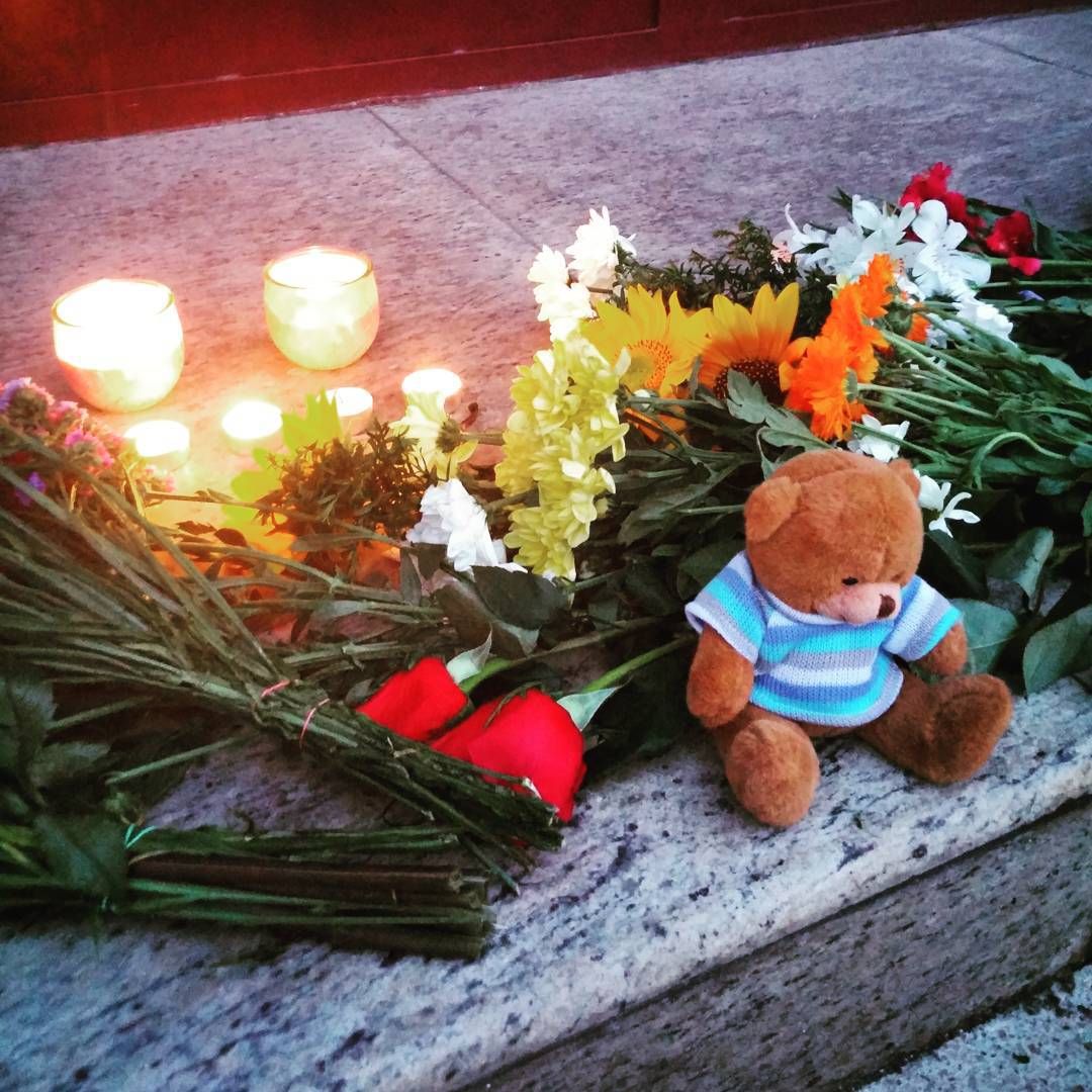 Цветя и плюшени мечета пред президентството за сина на Плевнелиев 