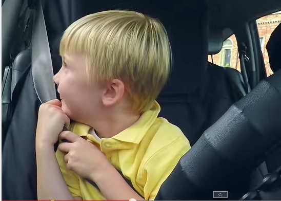 3-годишен шофьор на такси забавлява учудени пътници (ВИДЕО)