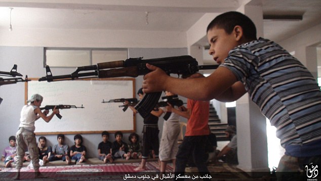 „Ислямска държава” показа най-новите си деца-войници (СНИМКИ)