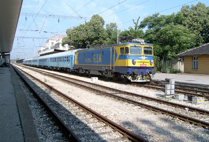 Седем ранени на гара Пловдив, локомотив удари международен влак