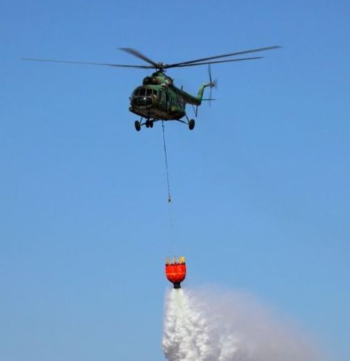 Огнена стихия край Драгоман! Военните вдигнаха вертолет от Крумово