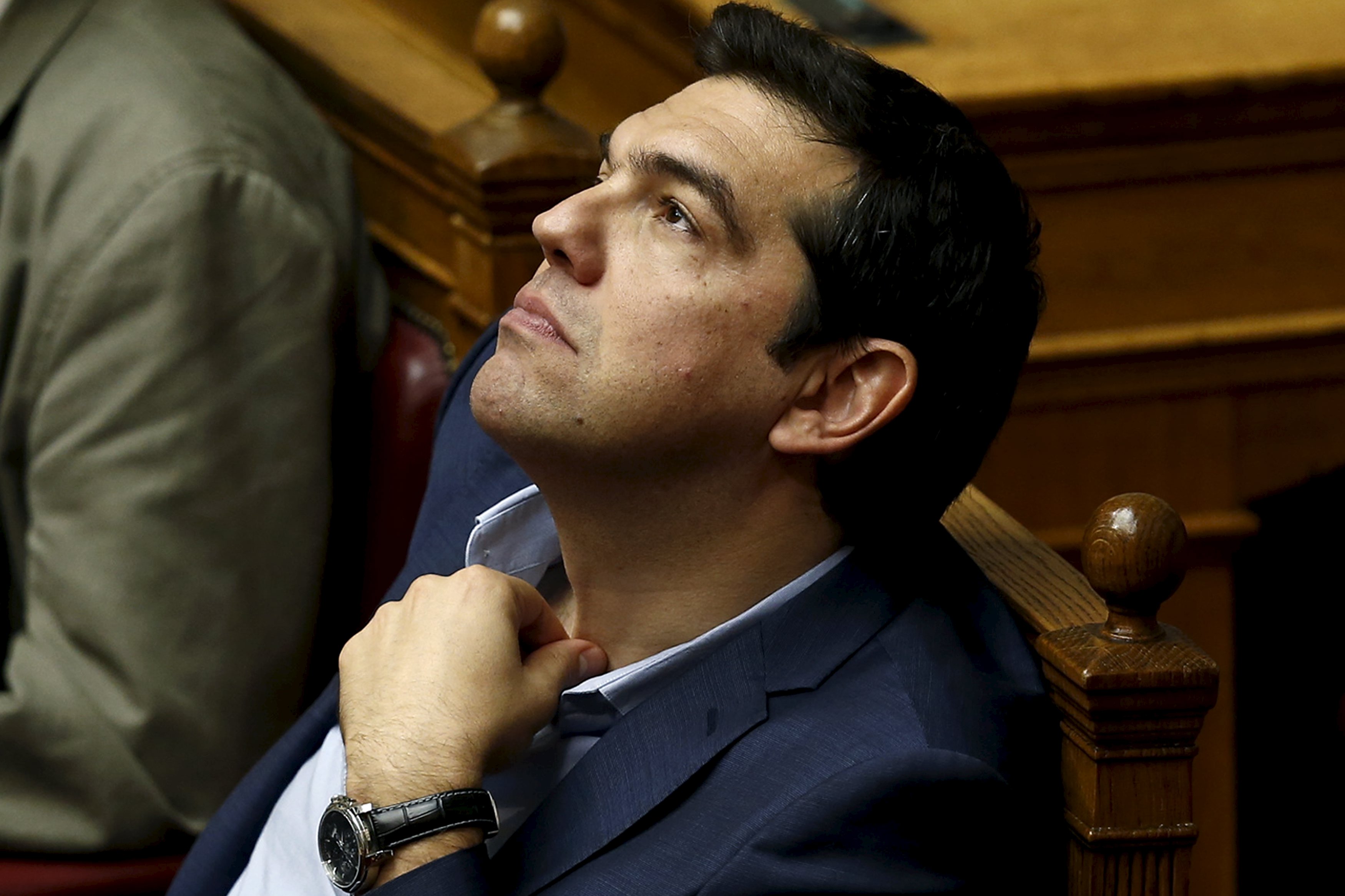 След споразумението: Ципрас реже парите и облекченията на министрите