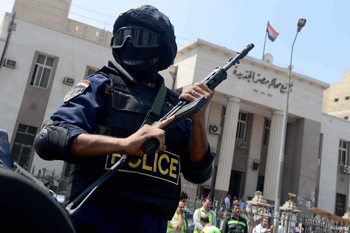Експлозия рани полицаи в Кайро