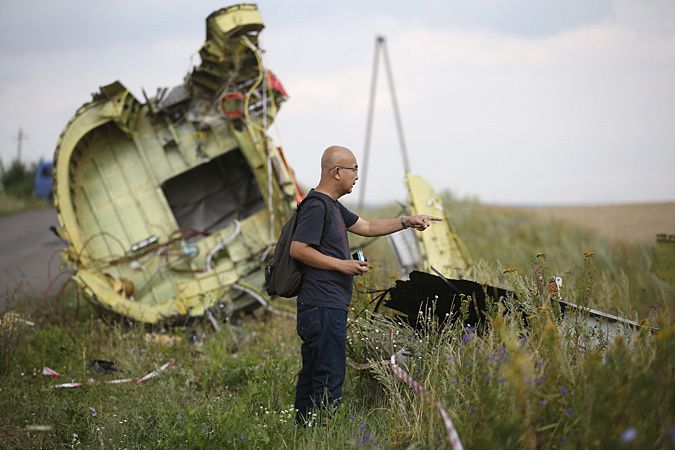 Откриха части от ракета, където се разби МН17 в Украйна
