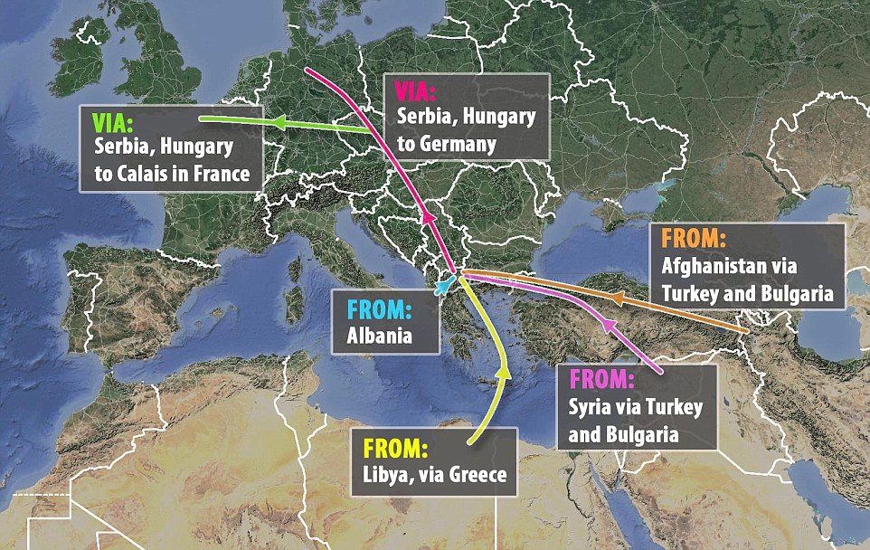 Всички на борда: Отчаяни имигранти щурмуват влакове в Македония на път към Западна Европа (СНИМКИ/ВИДЕО)