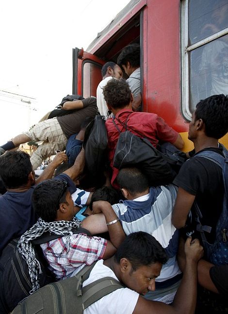 Всички на борда: Отчаяни имигранти щурмуват влакове в Македония на път към Западна Европа (СНИМКИ/ВИДЕО)