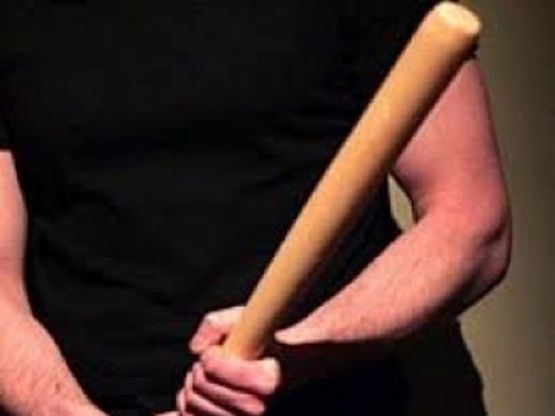 В среднощен екшън: Хулиган строши ръка на приятел с бухалка