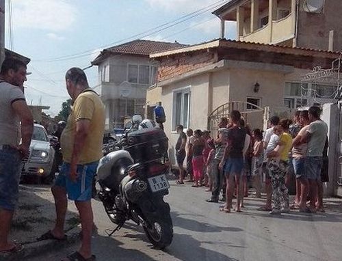Акция във Варна, бутат незаконни къщи в най-голямото циганско гето