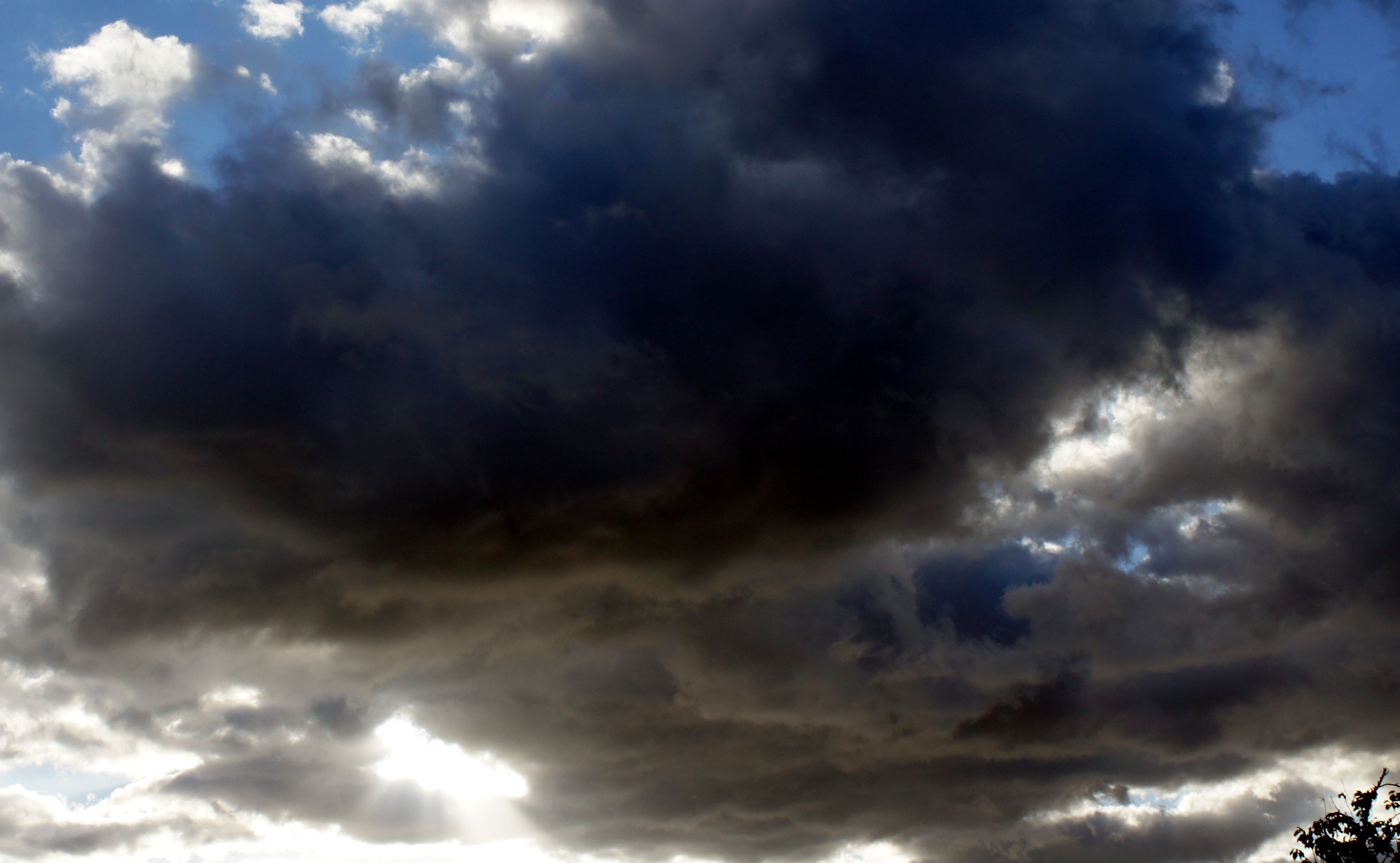 Първо в БЛИЦ: Страховити черни облаци идват към София от Северозапад