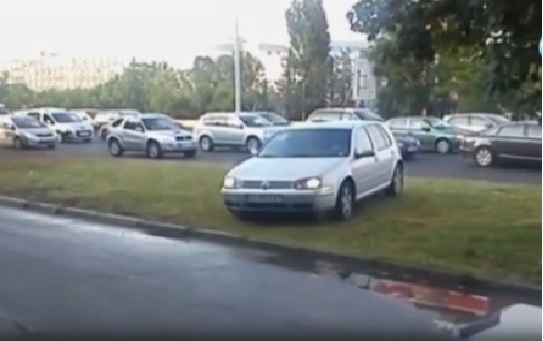 Нахални шофьори карат през тревата по &quot;Цариградско шосе&quot; (ВИДЕО)
