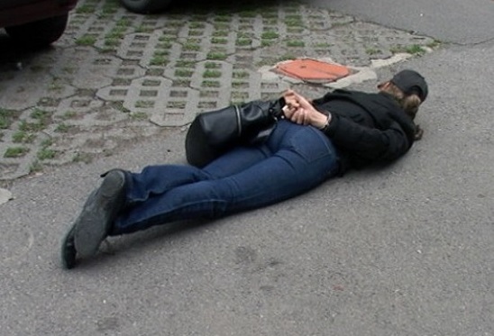 Полицаи тръшнаха на земята Петра от Кюстендил, била тъпкана с наркотици 