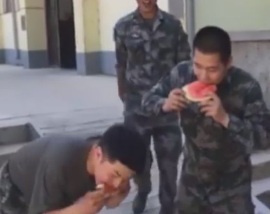 Бързо ли ядете? Китайски войник омита парче диня за миг (ВИДЕО)