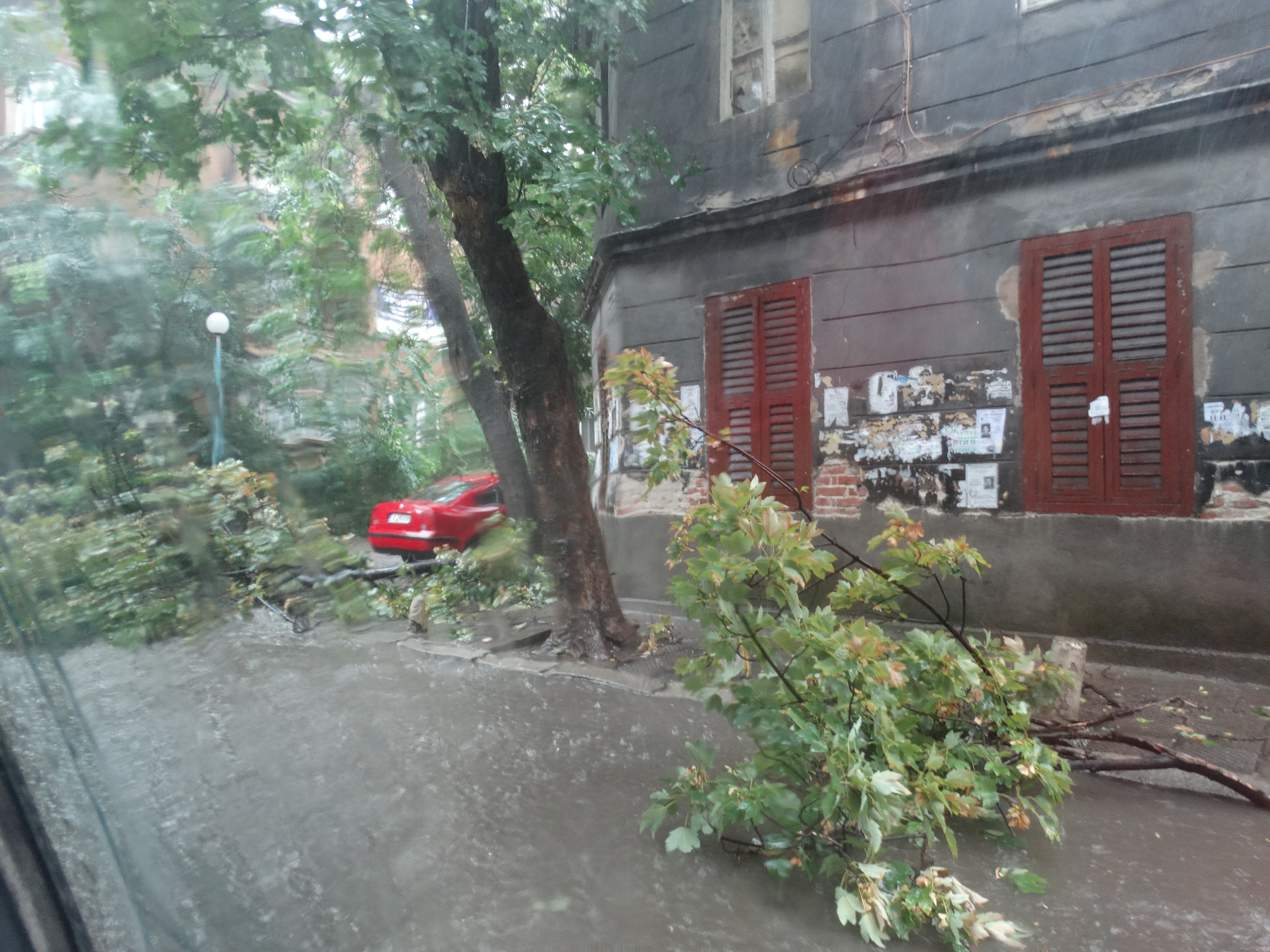 Пловдив след потопа - токът и интернетът спряха (СНИМКИ/ВИДЕО)